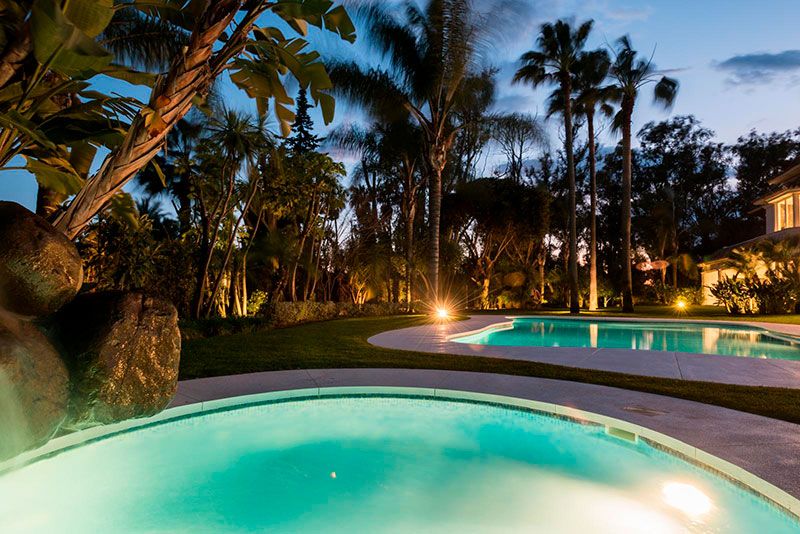 residencia de lujo con piscina exterior