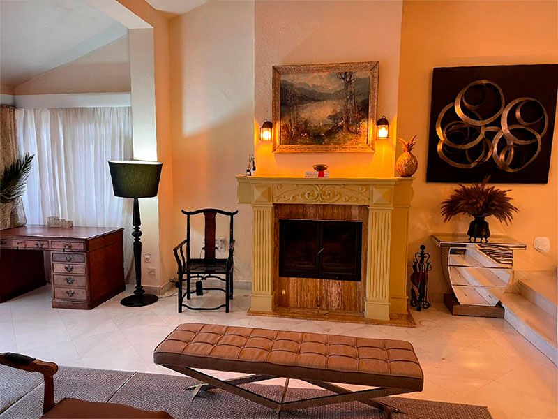 oficina de lujo en mansion con acabados en madera y vidrio