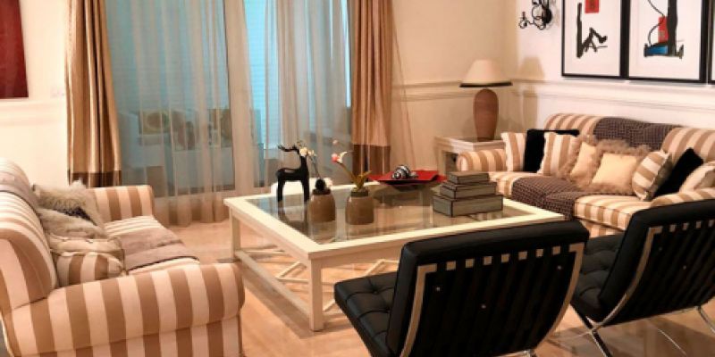 comedor de lujo con mesa de cristal y sillas de diseno en mansion exclusiva