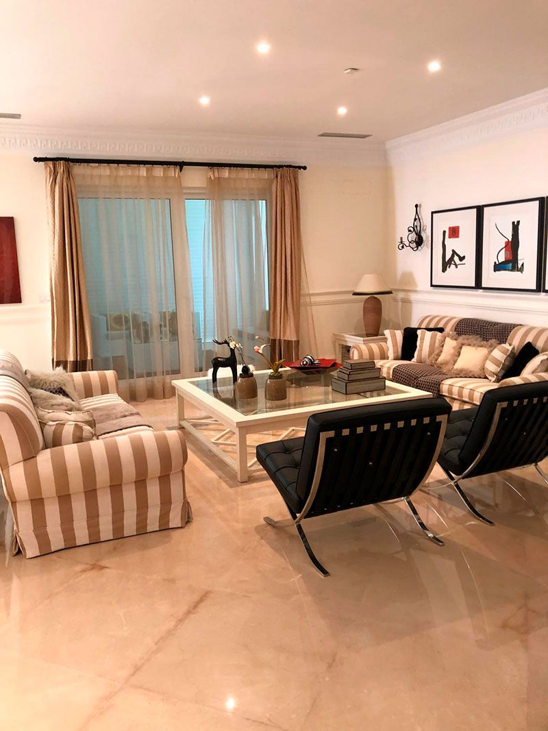 comedor de lujo con mesa de cristal y sillas de diseno en mansion exclusiva