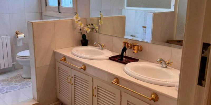 bano en suite con doble lavabo y espejos de lujo