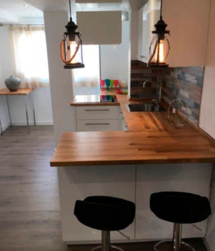 cocina elegante de diseno abierto con vista al jardin y comedor adyacente