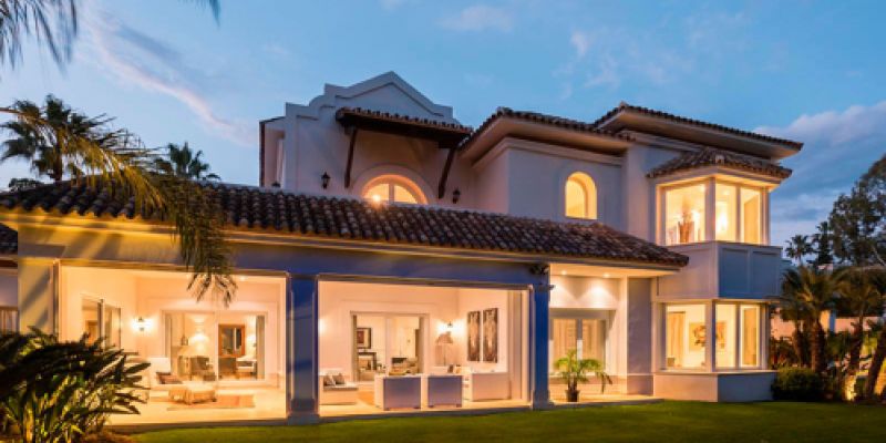 villa de lujo con piscina exterior