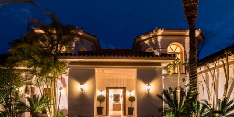 mansion de lujo con piscina y vistas panoramicas