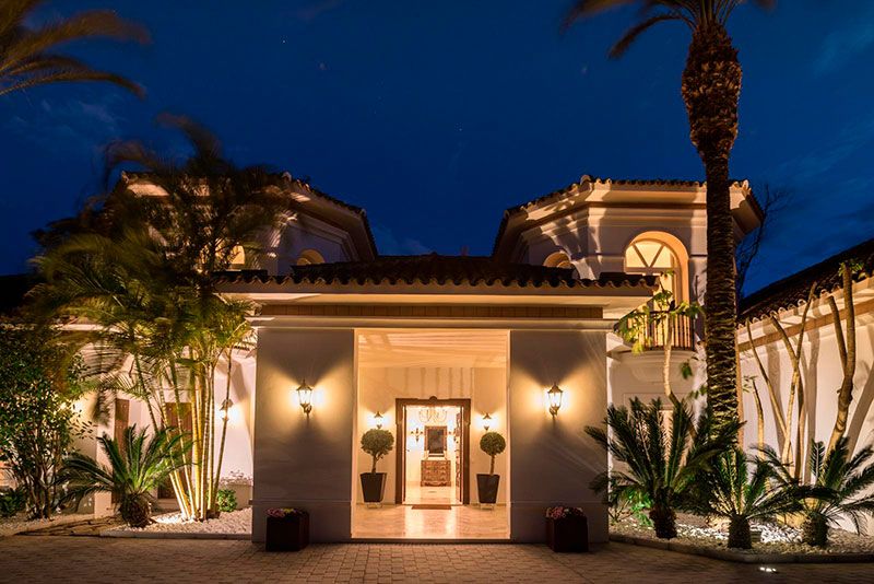 mansion de lujo con piscina y vistas panoramicas