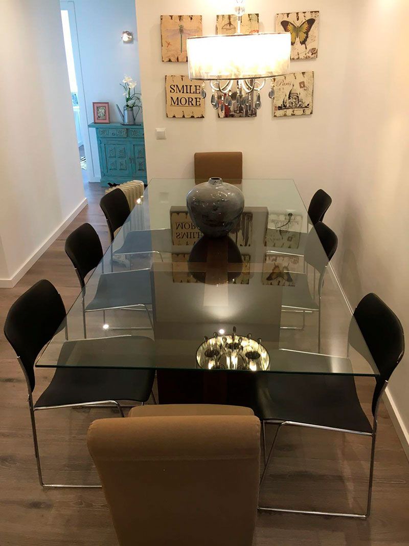 comedor de lujo con mesa de vidrio maciza y sillas
