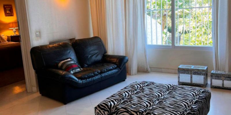 salon de diseno moderno con ventanales panoramicos y vistas al jardin