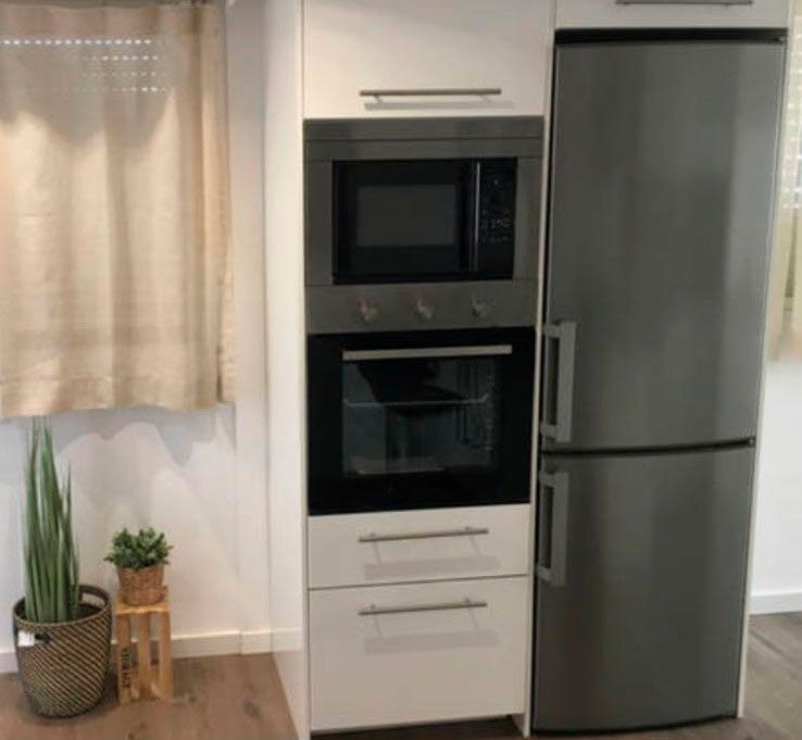 cocina de diseno abierto con electrodomesticos de alta gama