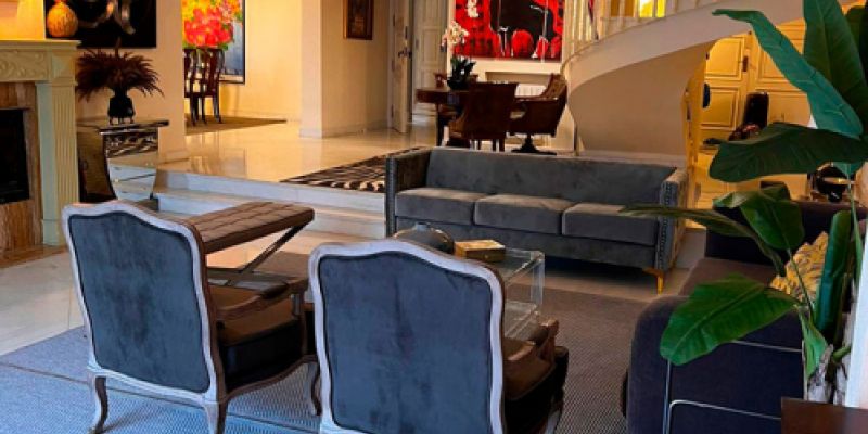 sala de estar elegante con alfombra de diseno y mesas de centro