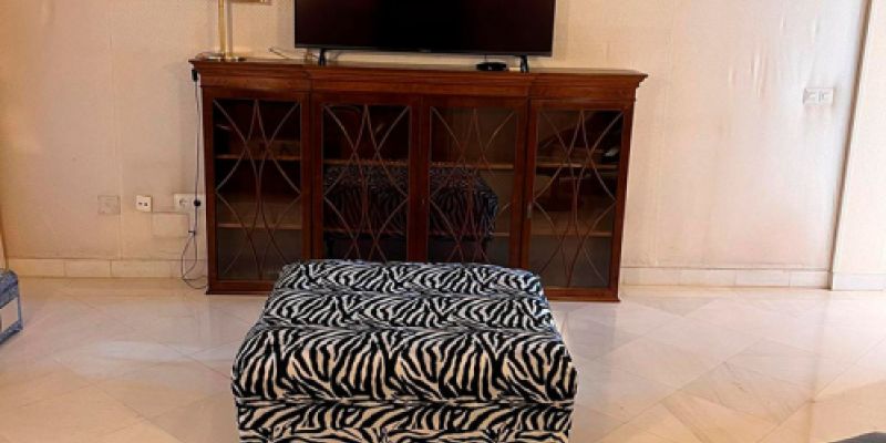 sala de estar elegante con techos altos