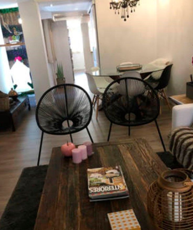 comedor elegante en mansion de lujo con iluminacion moderna y detalles en madera