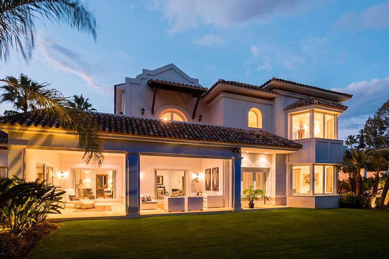 villa de lujo con piscina exterior