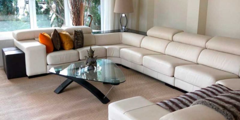 comedor formal en mansion de lujo con detalles sofisticados