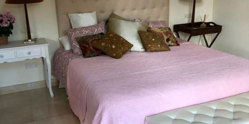 habitacion moderna con estilo escandinavo y acceso directo a la piscina