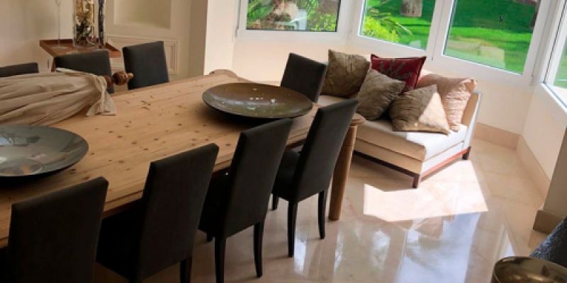 comedor amplio con ventanales panoramicos y vistas al jardin en mansion de lujo