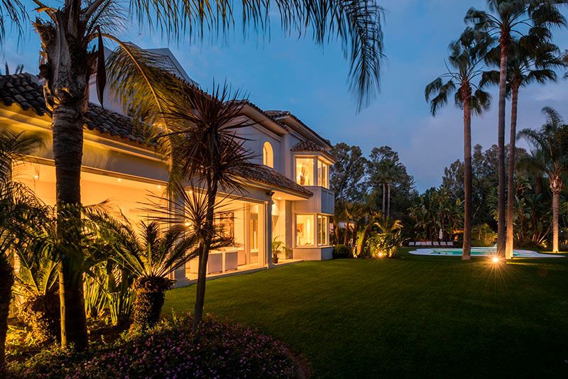 piscina exterior en mansion de lujo con diseno moderno