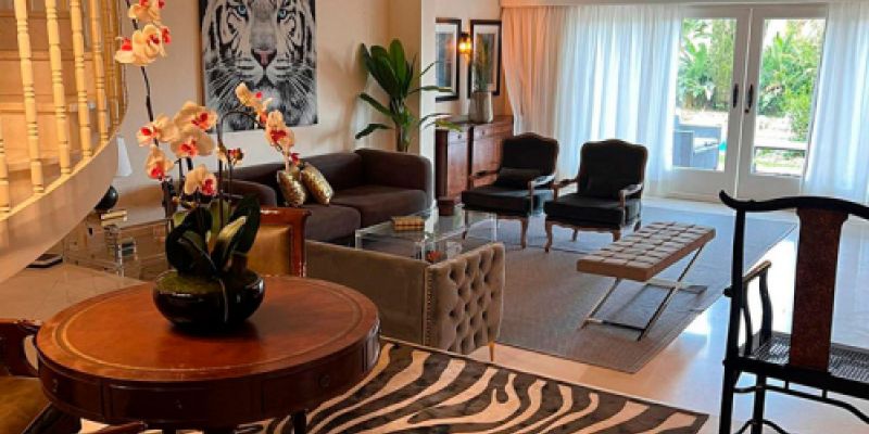 vestibulo impresionante en mansion de lujo con escaleras flotantes