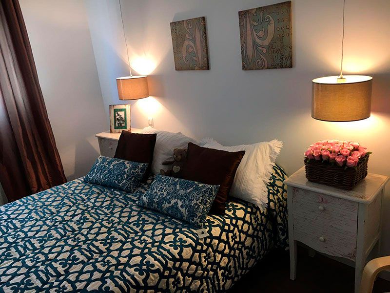 dormitorio con diseno minimalista y ventanales panoramicos