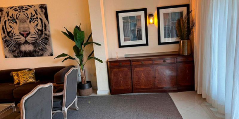 sala de estar con muebles de cuero y detalles en tonos neutros