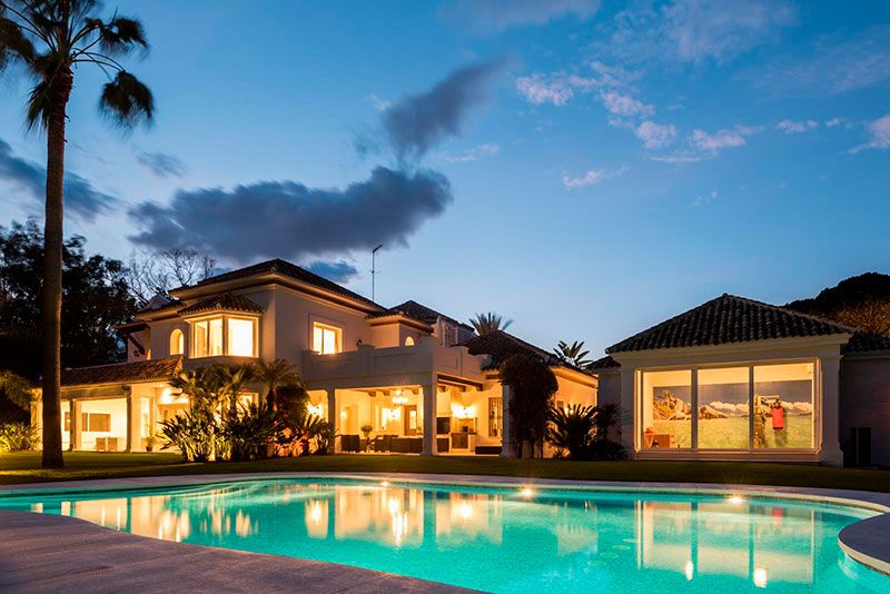 mansion moderna con piscina de lujo y vistas panoramicas al horizonte