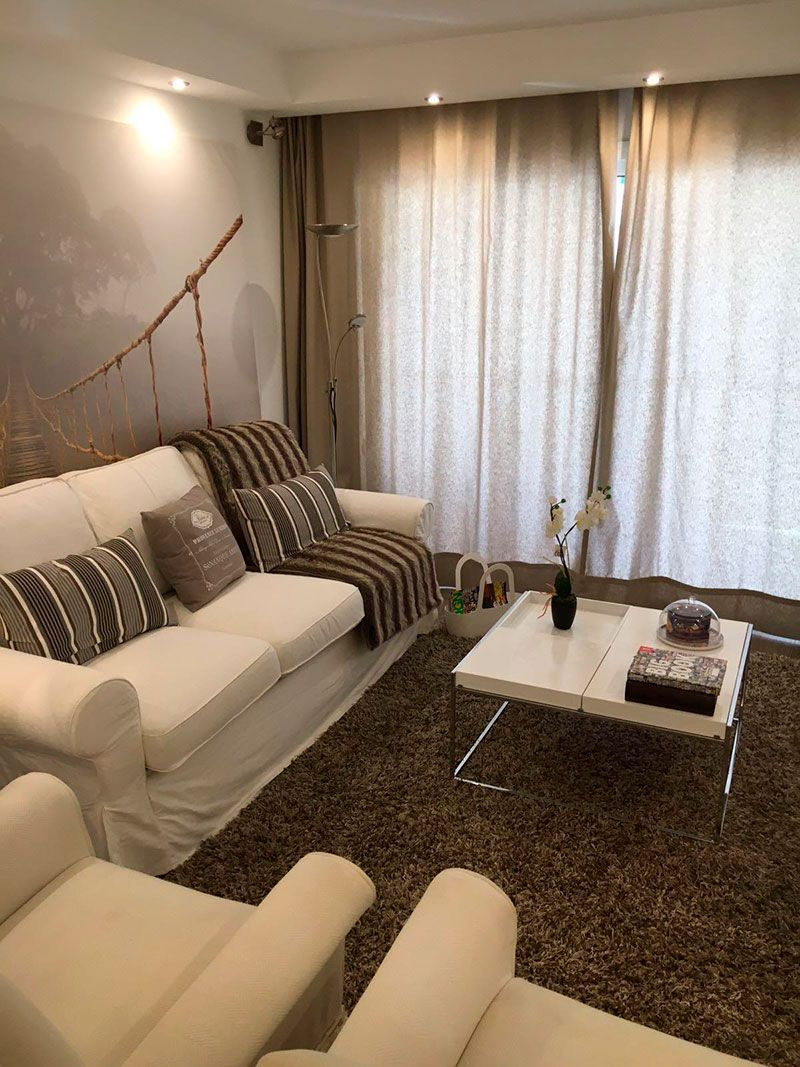 salon moderno con arte contemporaneo y ventanales con vistas espectaculares