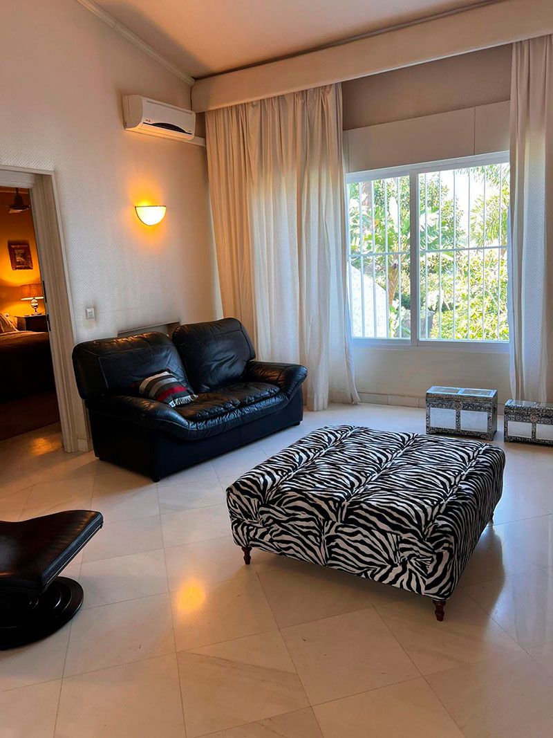 salon de diseno moderno con ventanales panoramicos y vistas al jardin