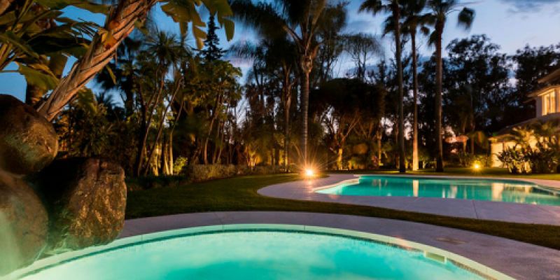 residencia de lujo con piscina exterior