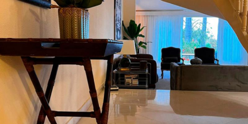 entrada de lujo con escaleras flotantes y ventanales panoramicos