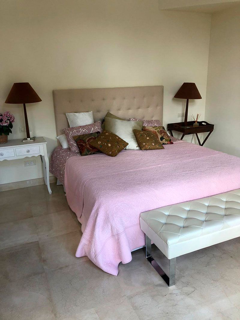 habitacion moderna con estilo escandinavo y acceso directo a la piscina