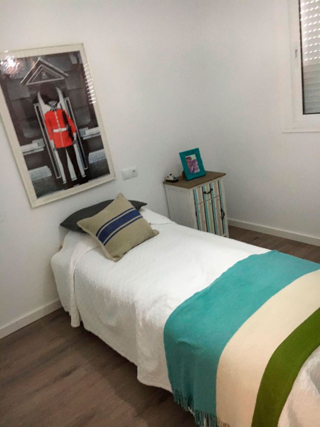 dormitorio con diseno infantil y techos altos