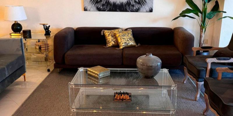 sala de estar moderna con iluminacion ambiental y conexion al comedor