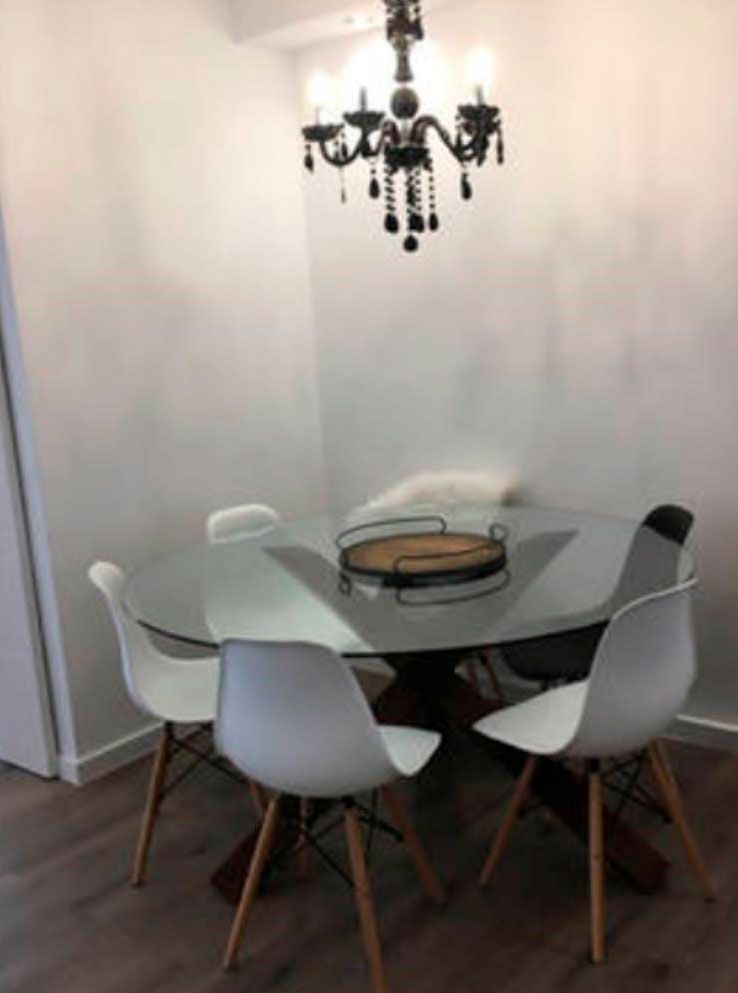 vestibulo elegante con mesa de cristal