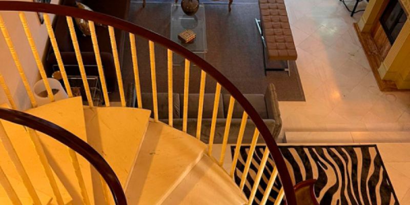 entrada de lujo con escaleras flotantes y techo doble altura