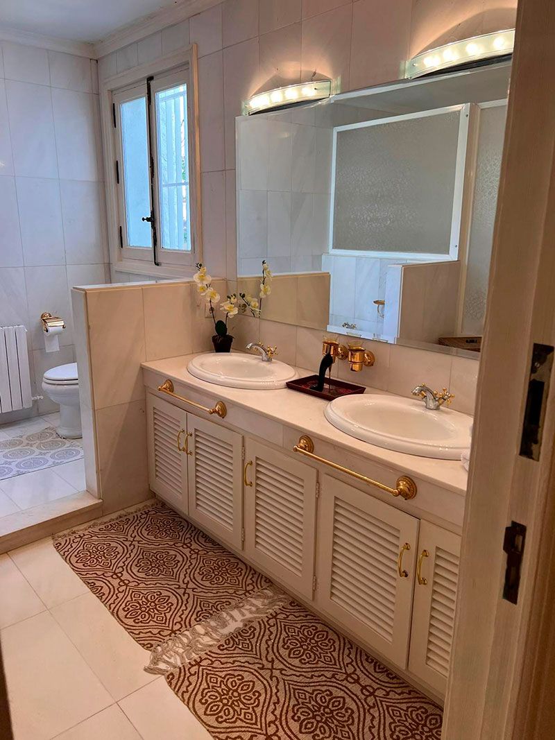 bano en suite con doble lavabo y espejos de lujo