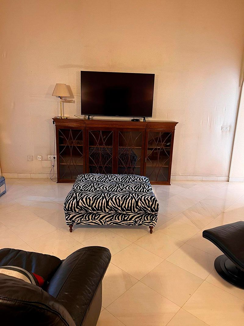 sala de estar elegante con techos altos