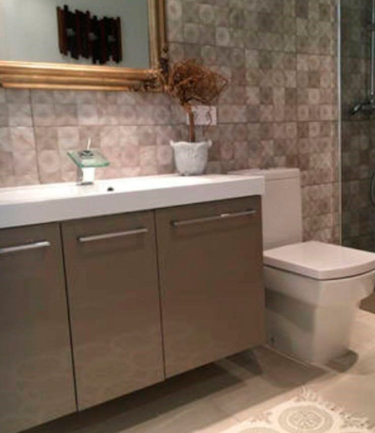 cuarto de bano principal con ducha de lluvia