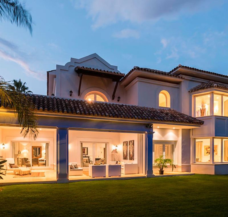 villa de lujo con piscina exterior