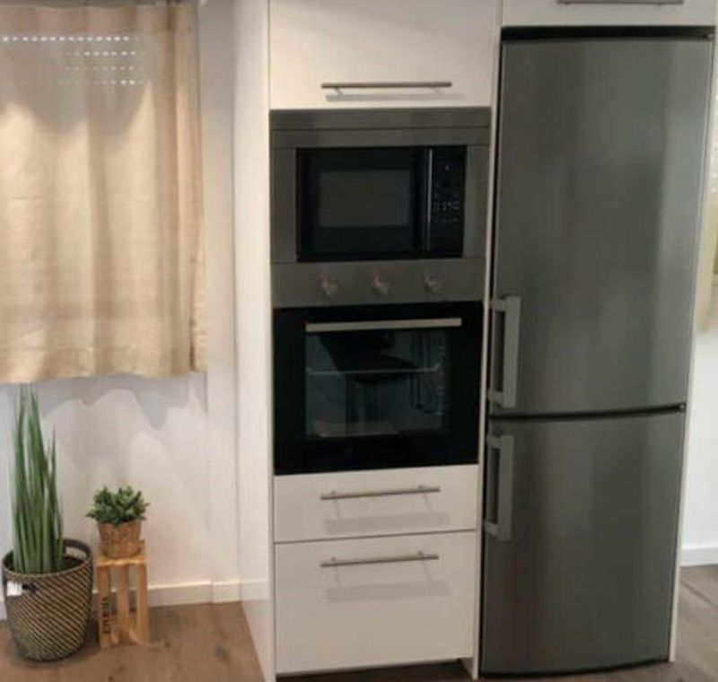 cocina de diseno abierto con electrodomesticos de alta gama