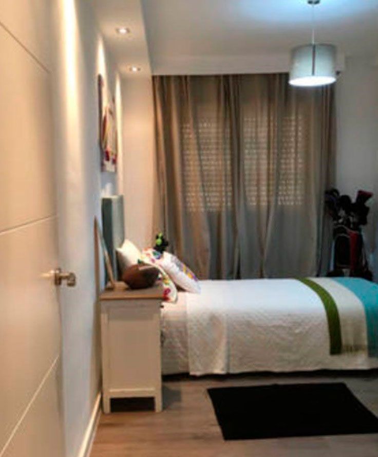 habitacion secundaria elegante con mobiliario exclusivo