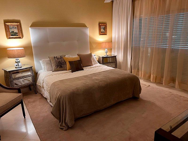 dormitorio con diseno clasico y techos altos