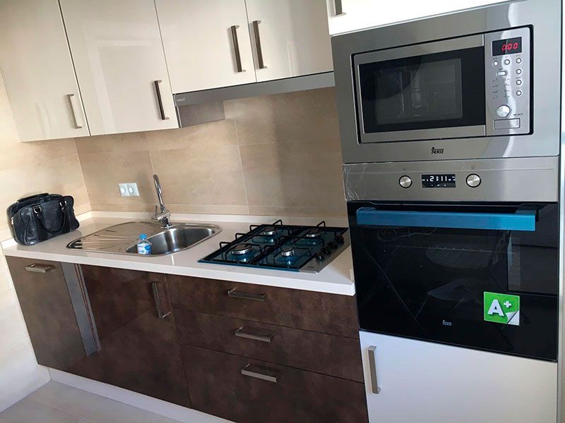 cocina elegante con iluminacion natural y electrodomesticos de vanguardia