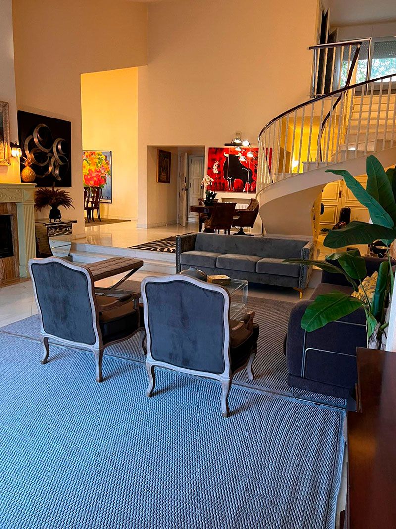 sala de estar elegante con alfombra de diseno y mesas de centro