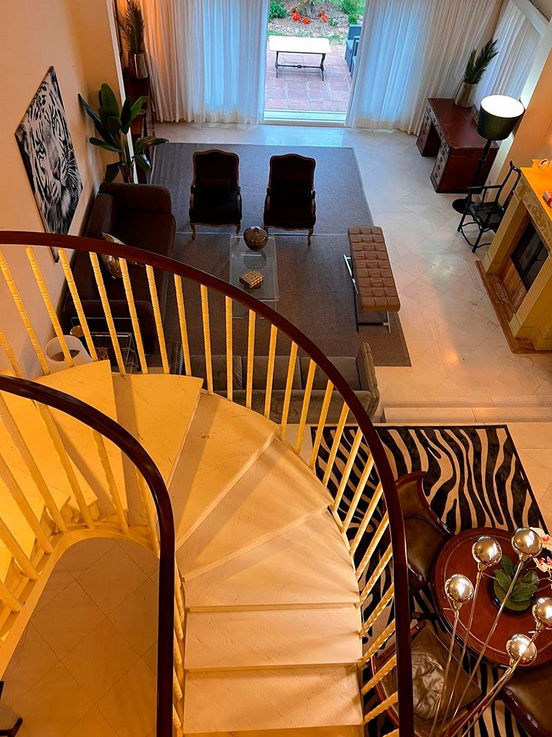 entrada de lujo con escaleras flotantes y techo doble altura