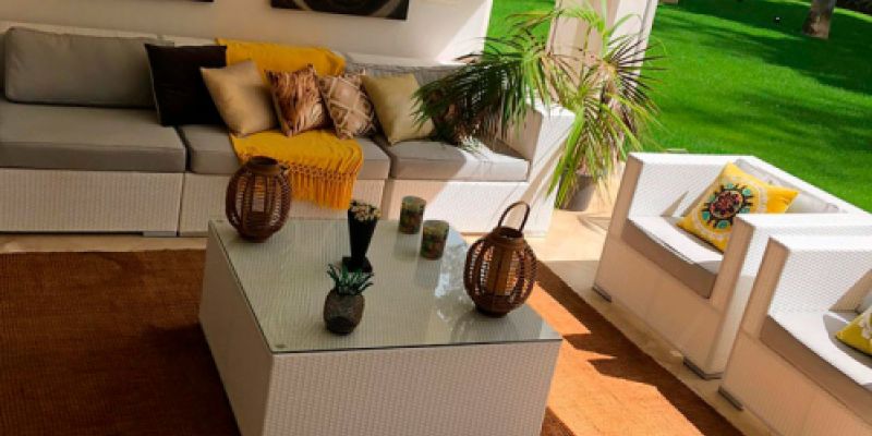 sala de estar en mansion de lujo con detalles sofisticados