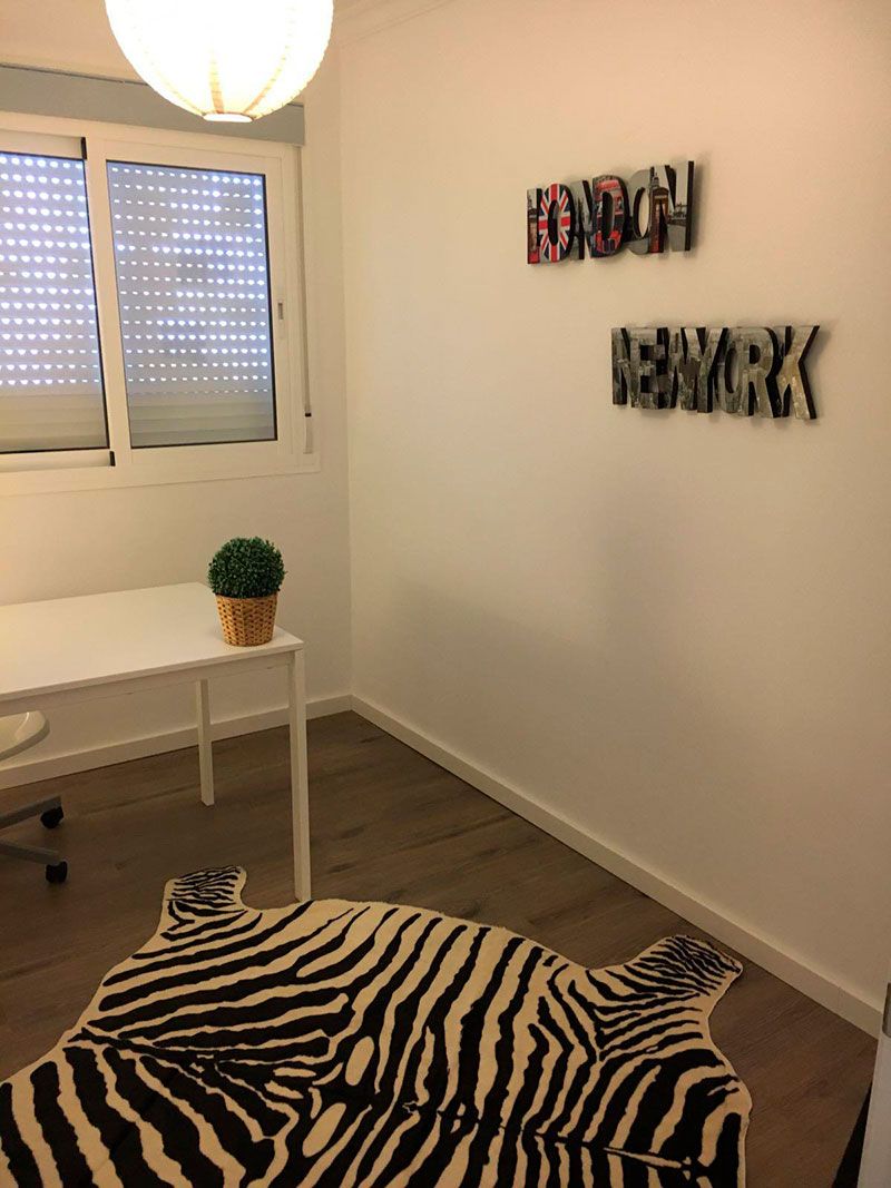 escritorio ejecutivo con vistas al paisaje y luz natural