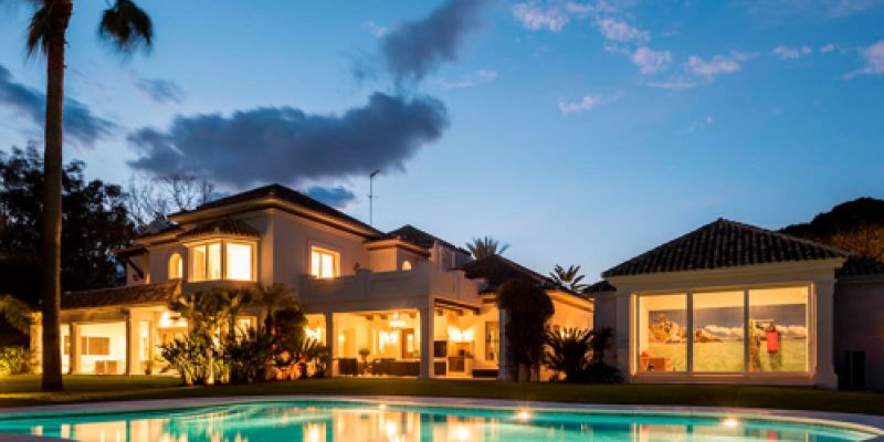 mansion moderna con piscina de lujo y vistas panoramicas al horizonte