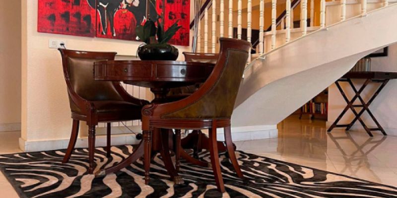 sala de estar elegante con alfombra de diseno y mesas de centro de lujo