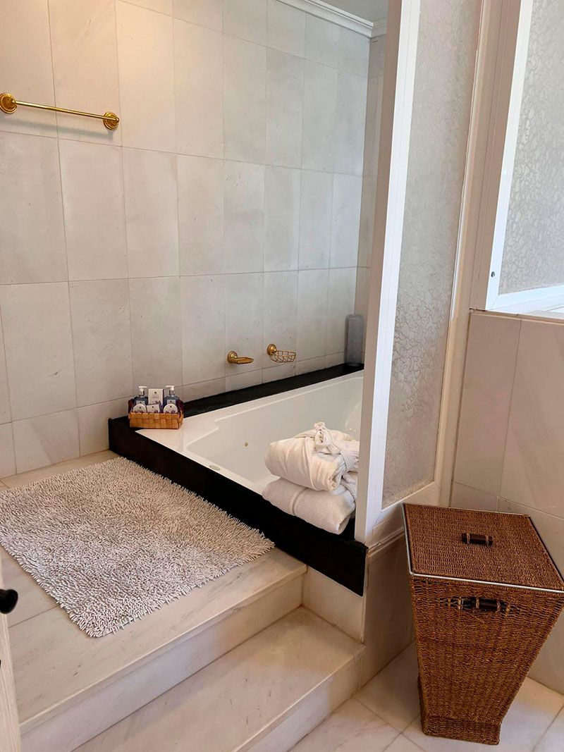 bano de lujo en mansion con marmol y detalles en oro