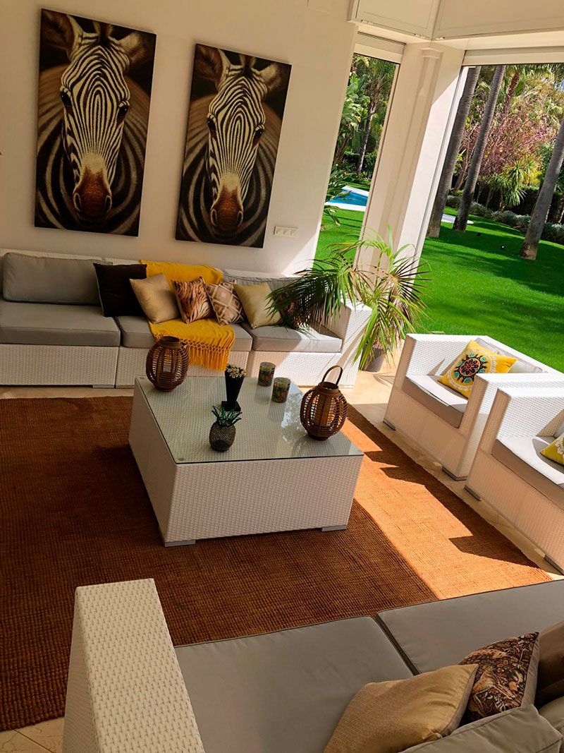 sala de estar en mansion de lujo con detalles sofisticados