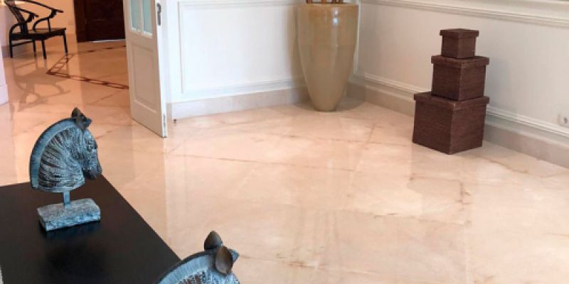 vestibulo impresionante en mansion de lujo con escaleras flotantes